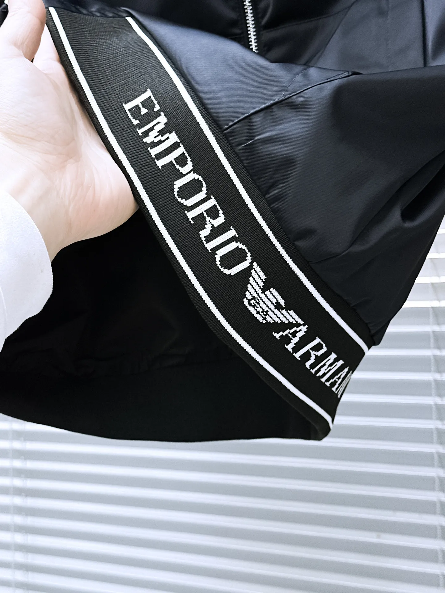 Armani official website Same Style, complete with three labels, on sale in advance. 2026 Autumn and Winter New Arrival men's jacket, Original with complete three labels, Premium version. Custom-made fabrics at the counter. Breathable, high comfort, impeccable details, brand element design concept, reflecting high quality. It feels delicate and soft, presents a casual cut, and has a great upper body shape. Sizes: M～3XL